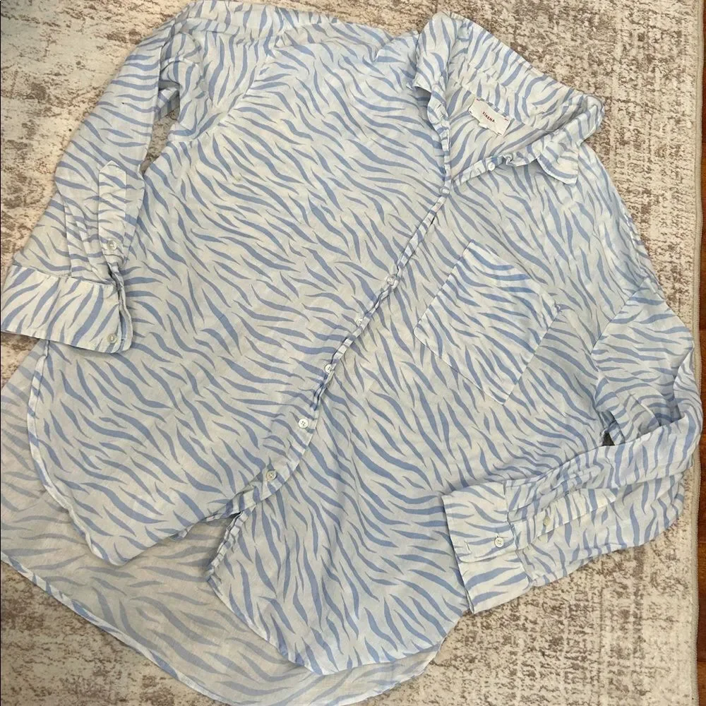 Xirena Sydney Shirt in a blue and white zebra print, cotton size large